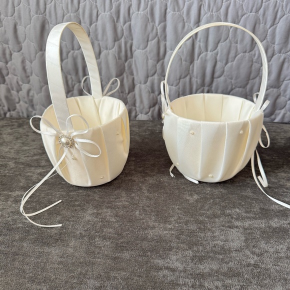 White silk baskets with pearl details - Picture 1 of 2